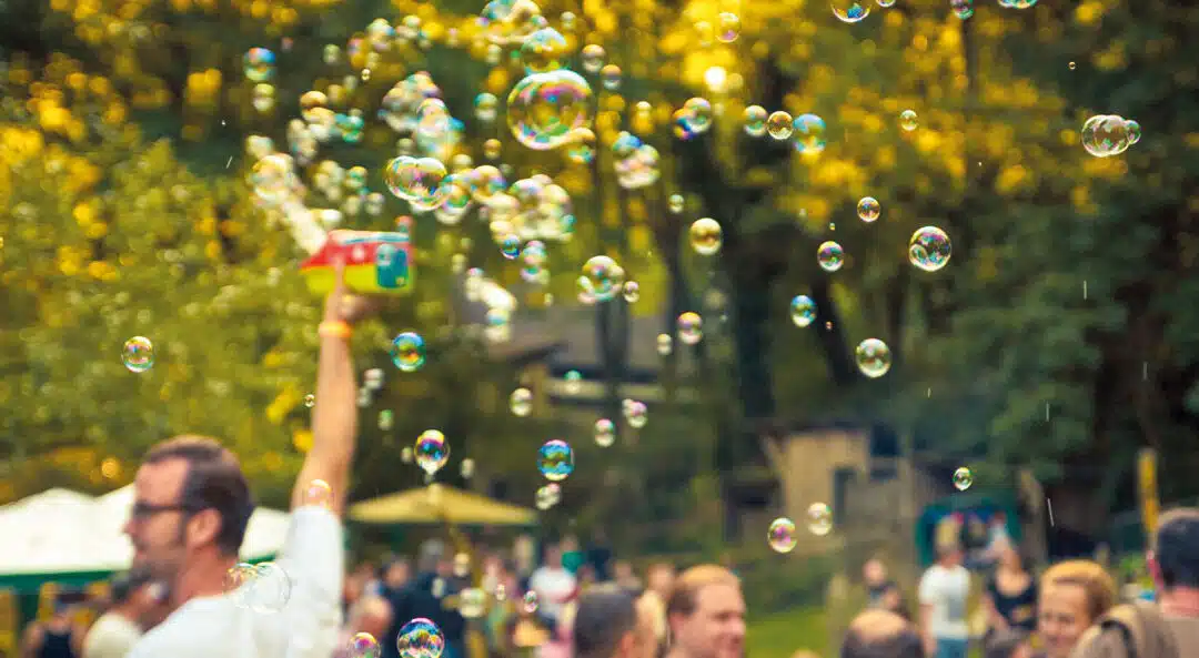 40 Freiwillige, 12 Bands und zwei Esel
